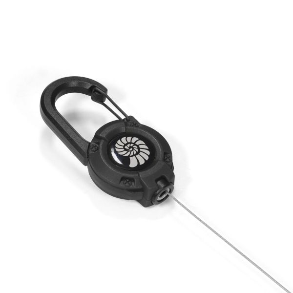 Schlüsselanhänger mit Seilzug, Edelstahlseil und Karabiner, Vorderansicht auf weißem Hintergrund. Robuster Retraktor für Schlüssel und Ausweise.